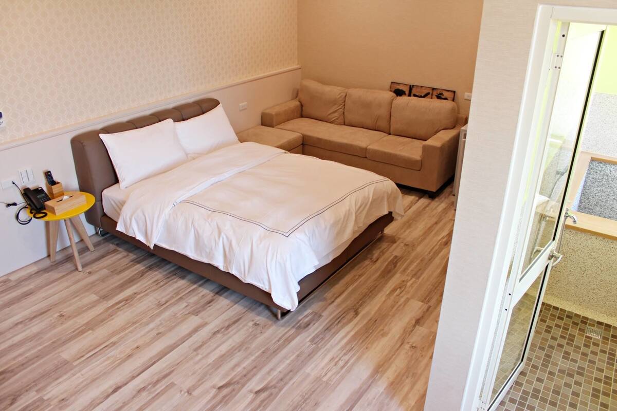 Premium bedding, blackout drapes, cribs/infant beds, WiFi (free)