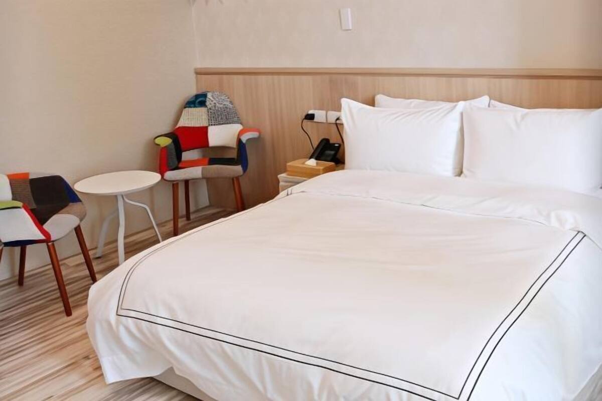Ropa de cama de alta calidad, cortinas blackout, cunas y wifi gratis