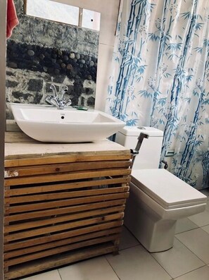 Combined shower/bathtub, free toiletries, towels, soap - The Wooden Nest (Leh)