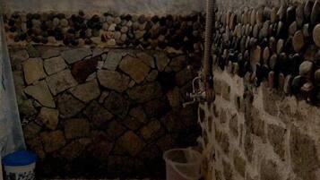 Een bad/douchecombinatie, gratis toiletartikelen, handdoeken, zeep