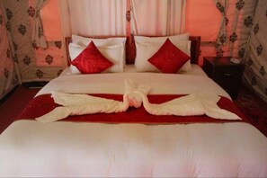 1 bedroom, laptop workspace, rollaway beds, bed sheets - The Wooden Nest (Leh)