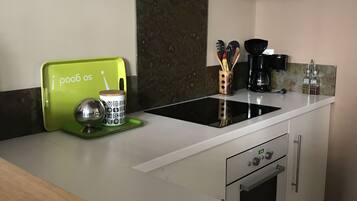 Een koelkast, een microgolfoven, een oven, een kookplaat