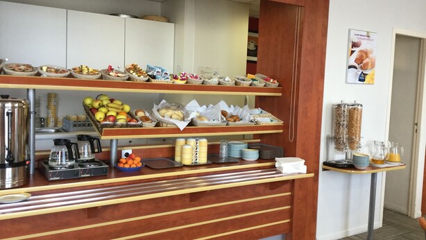 Daily buffet breakfast for a fee - Hôtel Akena Gaillac (Brens)