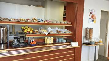 Petit déjeuner buffet (7.00 EUR par personne)