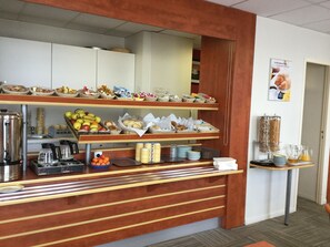 Tägliches Frühstücksbuffet (7.00 EUR pro Person)