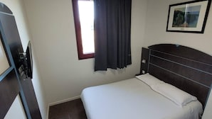 Double Room | Desk, iron/ironing board (on request), WiFi (free), bed sheets - Hôtel Akena Gaillac (Brens)