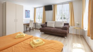 مكتب وأسرّة أطفال/رضّع وواي فاي مجانًا وملاءات أسرّة