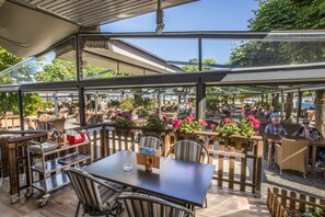 تناول الطعام بالخارج