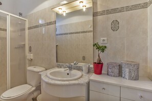 Douche, sĂšche-cheveux, serviettes fournies