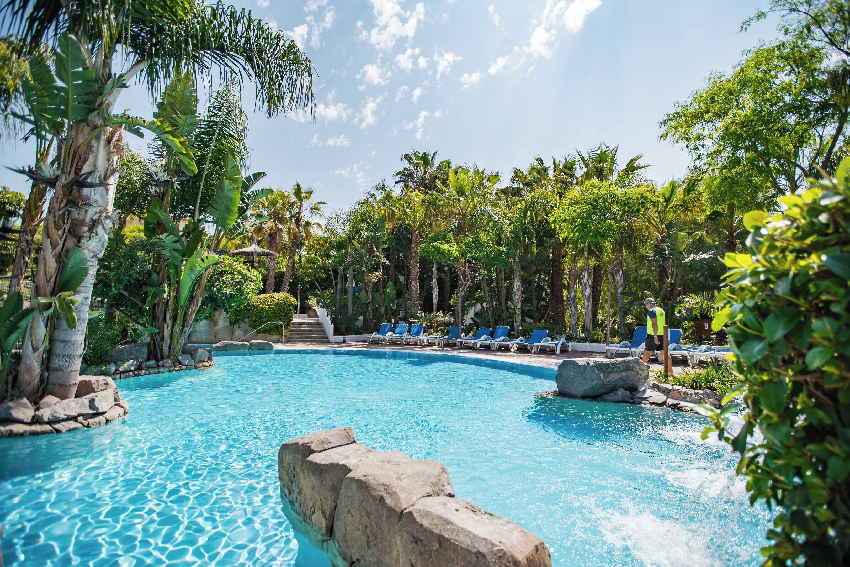 Sisäuima-allas, 4 ulkouima-allasta, aurinkotuoleja