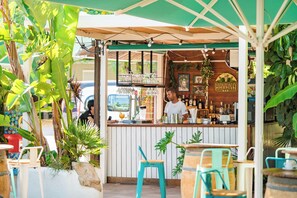 Bar en bord de piscine