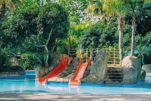 Piscine couverte, 4 piscines extérieures, chaises longues