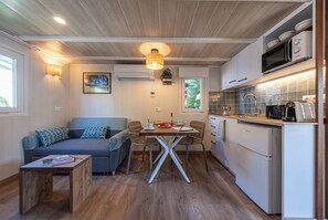 Bungalow - 1 soveværelse (Yucatan) | Opholdsområde | Fladskærms-tv, bordfodbold, bordtennisbord