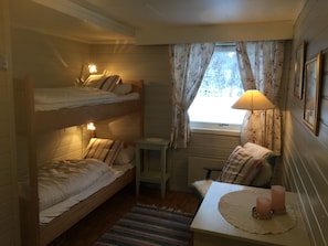 Tvåbäddsrum - utsikt mot bergen (bunk bed) | Individuell inredning, unika möbler och strykjärn/strykbräda