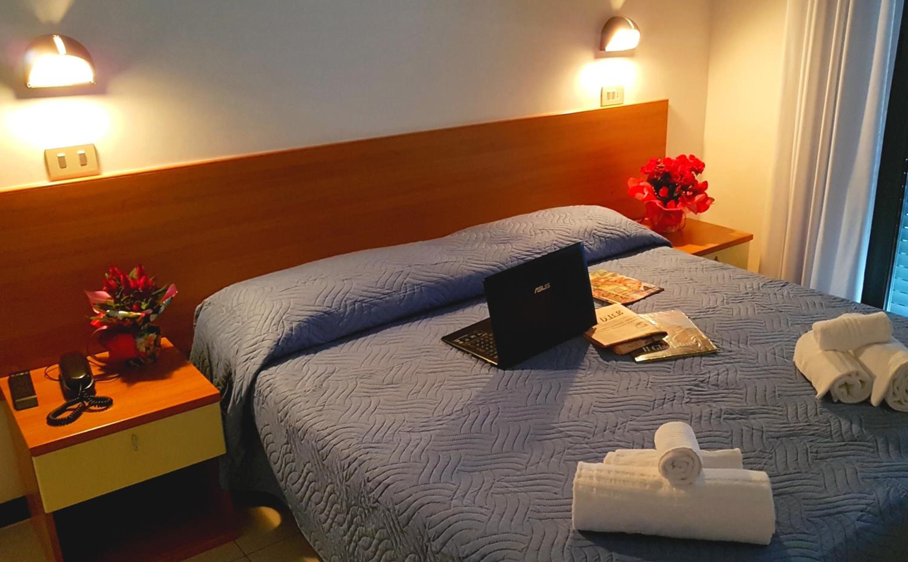 Bureau, espace de travail pour ordinateur portable, Wi-Fi gratuit
