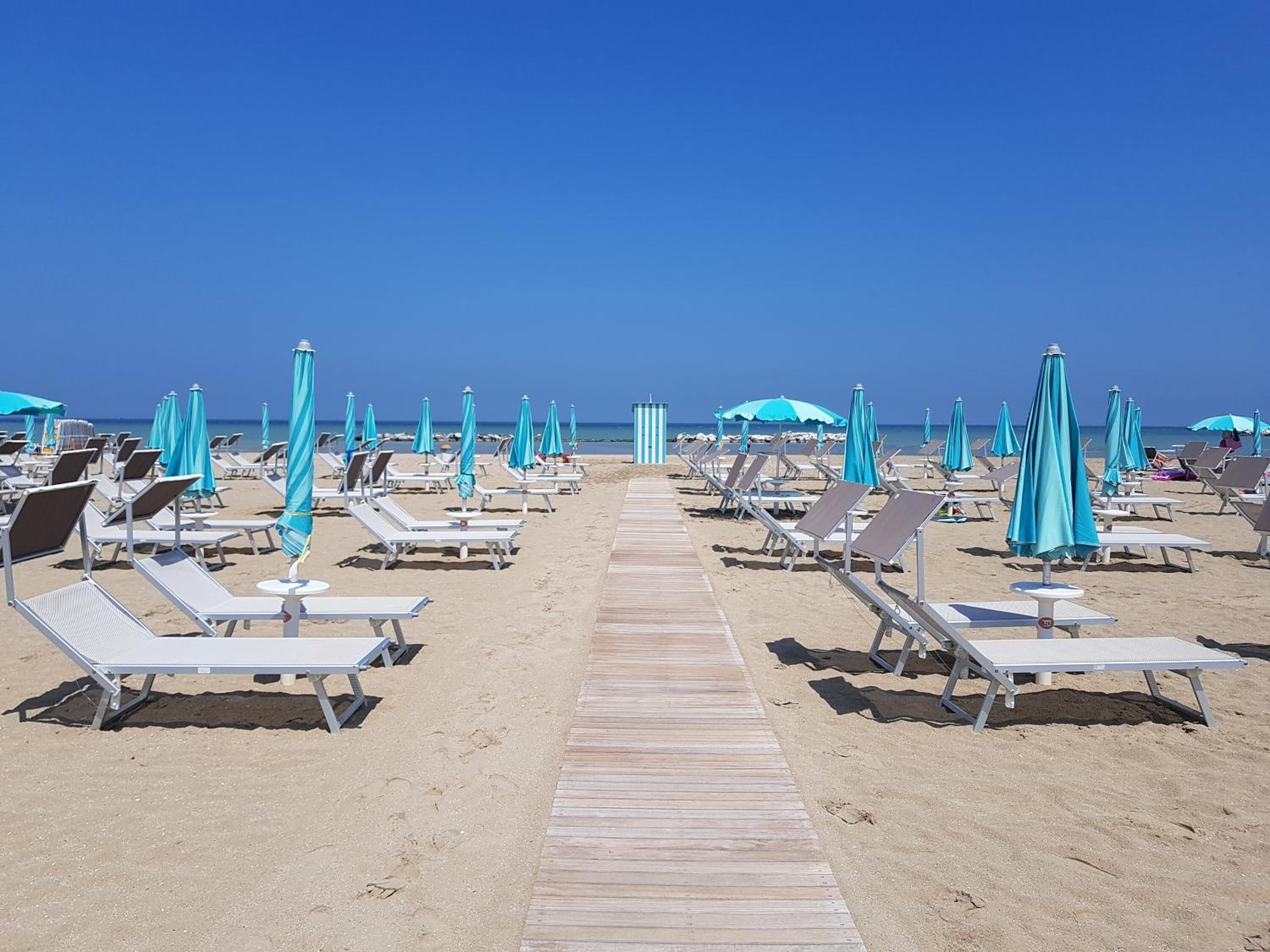 Plage privée, chaises longues, parasols, beach-volley