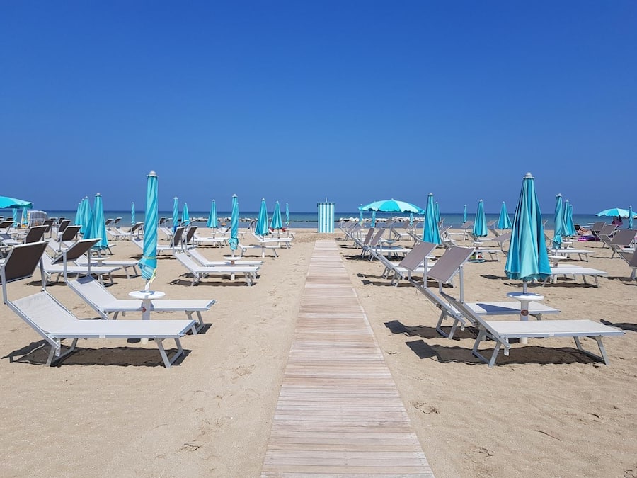 Playa privada, tumbonas, sombrillas y vóley playa