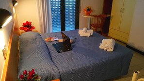 Desk, laptop workspace, free WiFi, bed sheets - Hotel Paloma (Rimini)