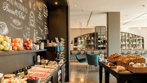 Un buffet de petit-déjeuner proposant une variété de fruits, de viennoiseries et de boissons.