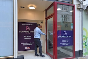 Vista frontal de la propiedad