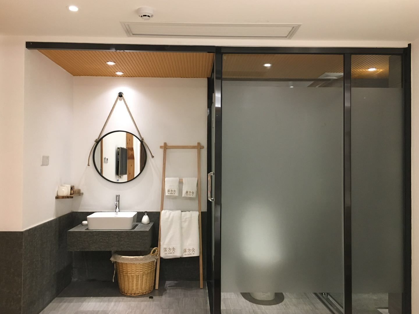 Superior Twin Room | Bathroom | Shower, free toiletries, hair dryer, slippers