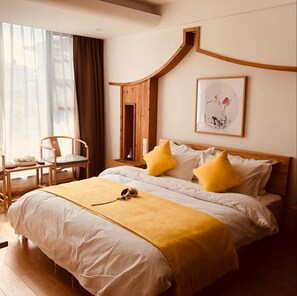 Escritorio, cortinas blackout y camas plegables/adicionales