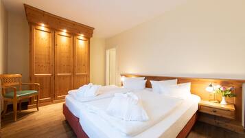 Standard Double or Twin Room | Premium bedding, desk, blackout curtains, iron/ironing board