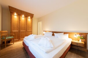 Standard-Doppel- oder -Zweibettzimmer | Hochwertige Bettwaren, Schreibtisch, Verdunkelungsvorhänge