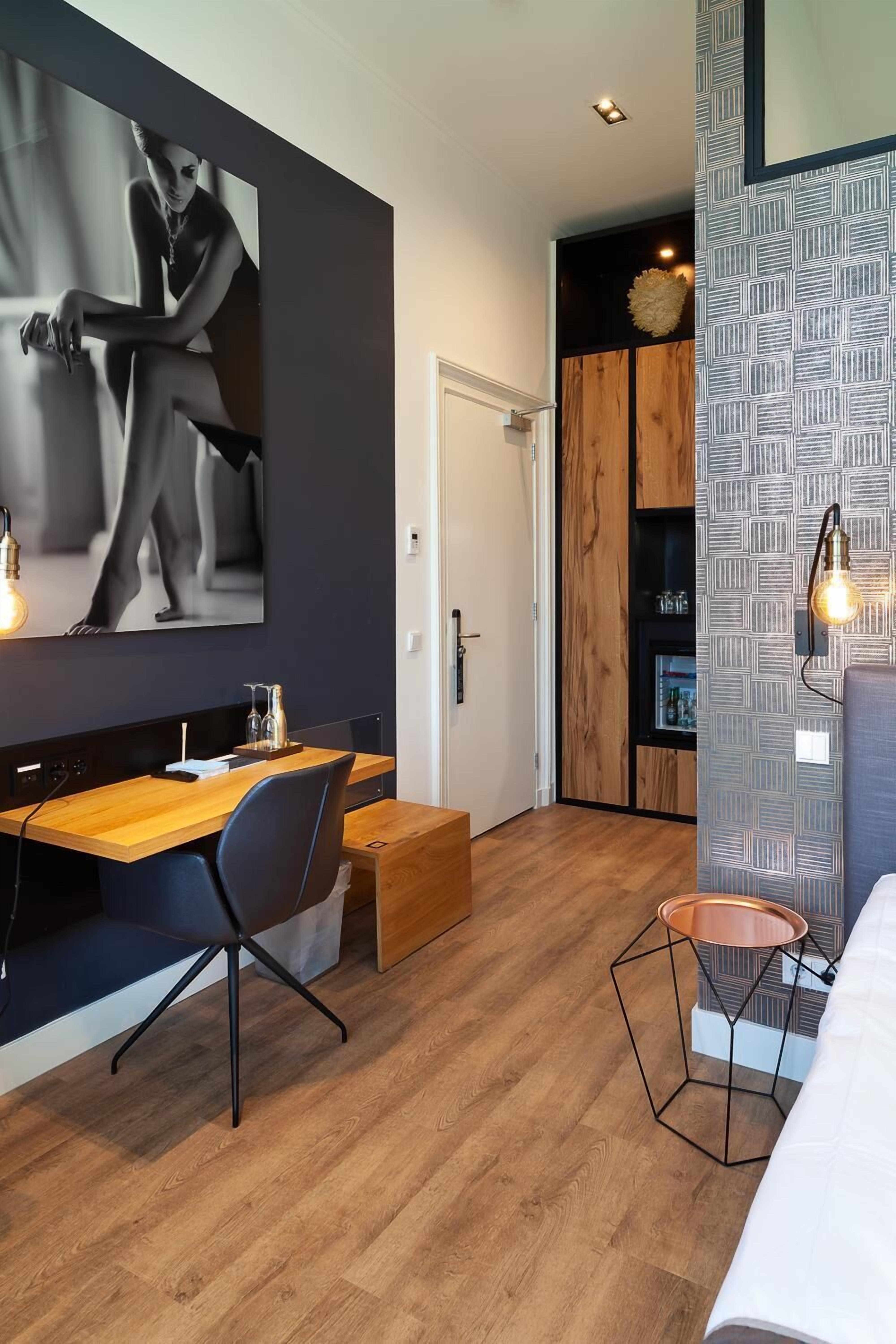 deluxe room, 1 queen bed | free minibar, in-room safe, free wifi, bed sheets