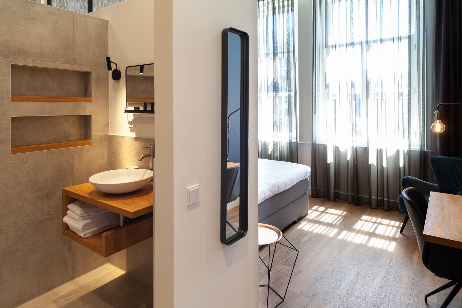 deluxe room, 1 queen bed | free minibar, in-room safe, free wifi, bed sheets