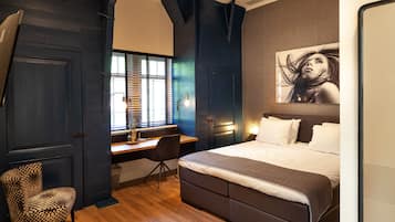 Deluxe Room, 1 Queen Bed | Free minibar, in-room safe, free WiFi, bed sheets