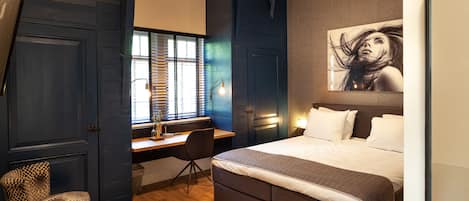 Chambre Deluxe, 1 grand lit | Articles de minibar gratuits, coffre-fort pour ordinateur portable