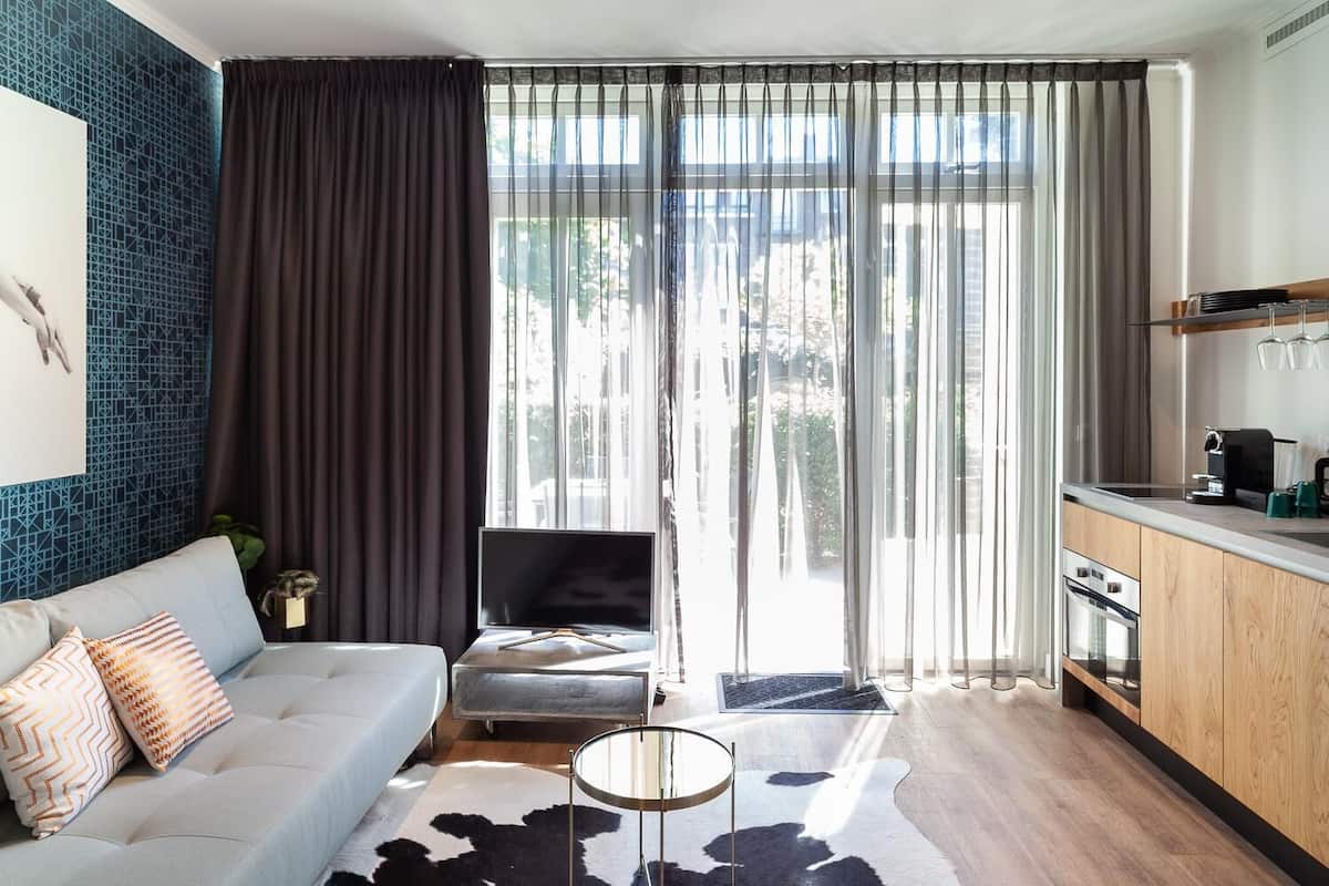 suite, 1 queen bed | living room | 40-inch flat-screen tv with digital channels, tv, netflix