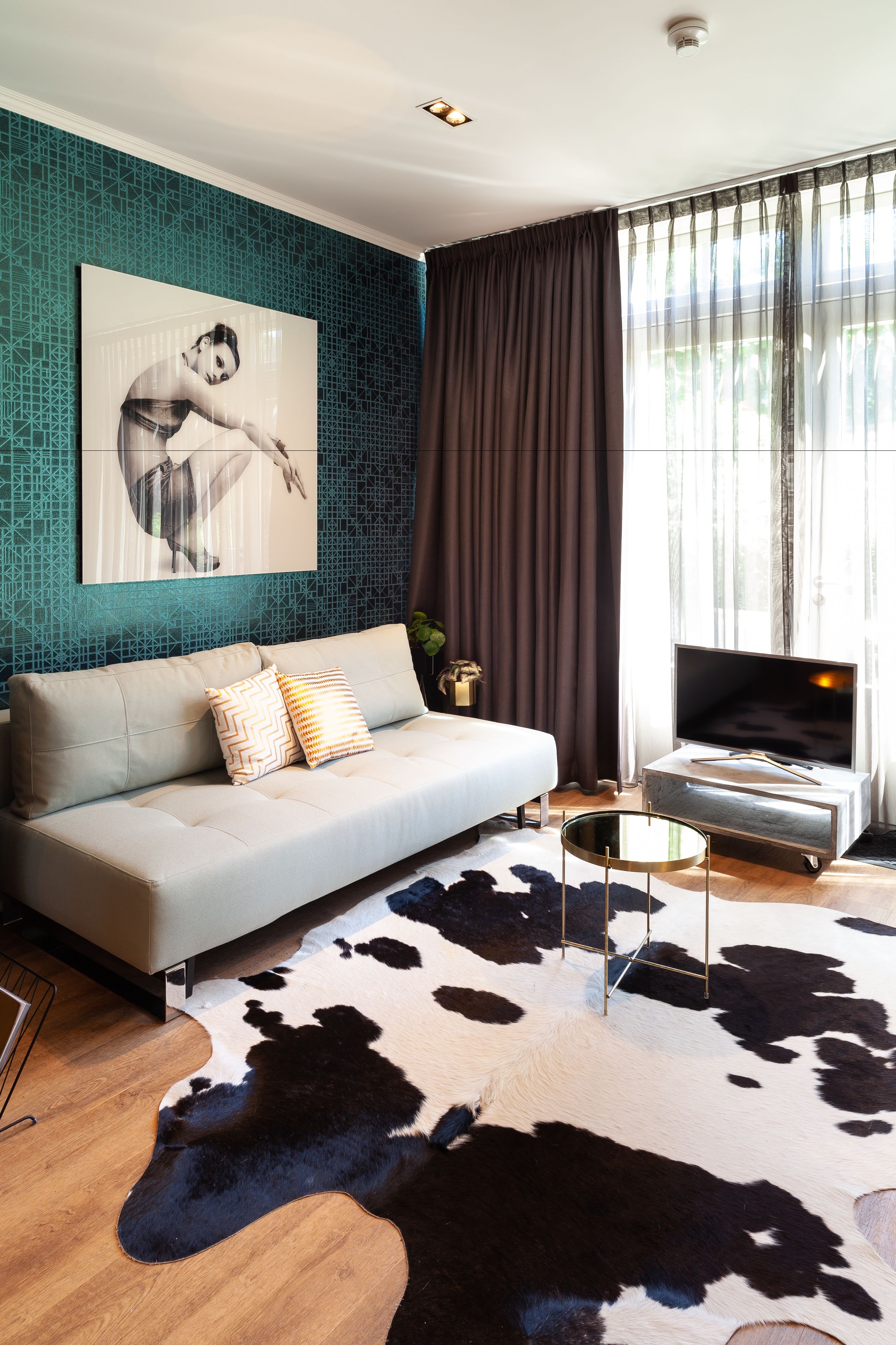 suite, 1 queen bed | living room | 40-inch flat-screen tv with digital channels, tv, netflix