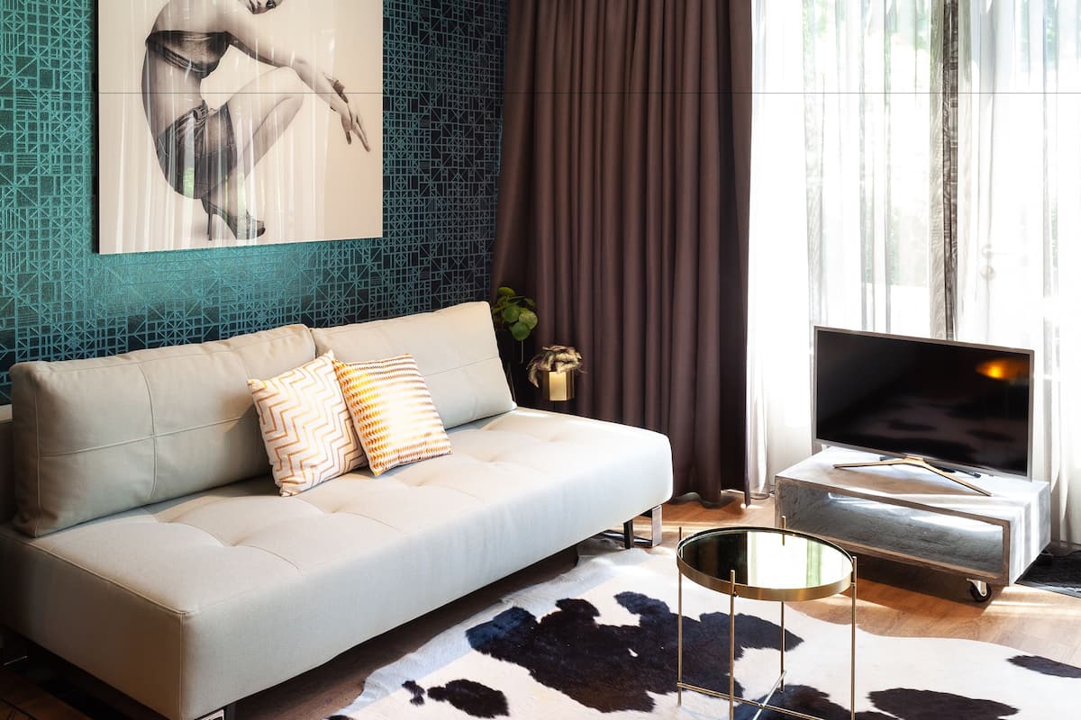 suite, 1 queen bed | living room | 40-inch flat-screen tv with digital channels, tv, netflix