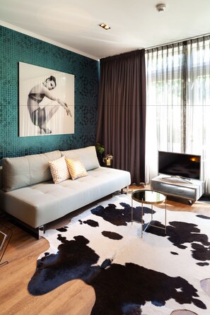 Suite, 1 Queen Bed | Living room | 40-inch flat-screen TV with digital channels, TV, Netflix - Hotel Julien ('s-Hertogenbosch)