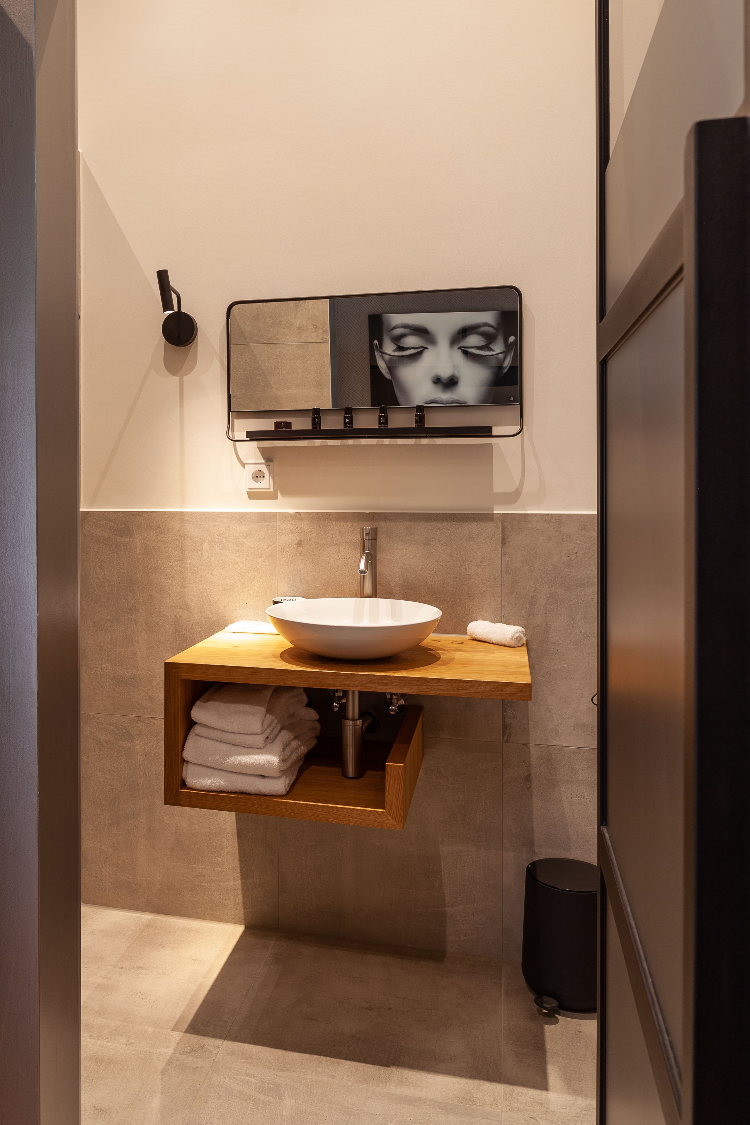 standard room, 1 queen bed | bathroom | free toiletries, hair dryer, towels