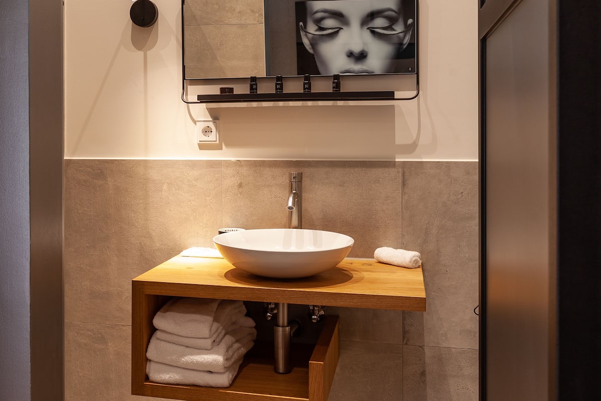 standard room, 1 queen bed | bathroom | free toiletries, hair dryer, towels