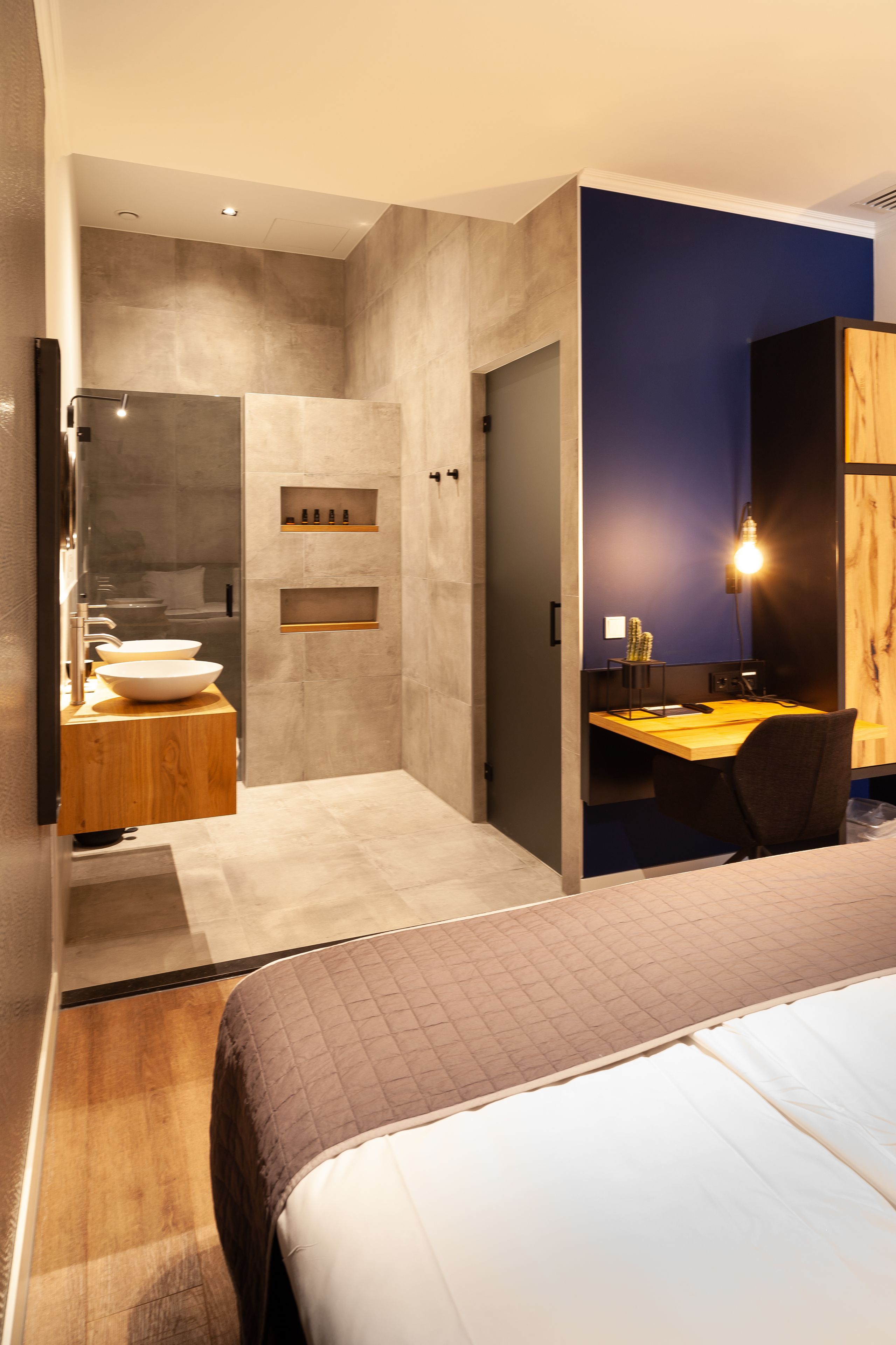 junior suite, 1 queen bed | bathroom | free toiletries, hair dryer, towels