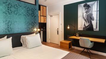 Camera Deluxe, 1 letto queen | Minibar con snack e bevande gratuite, cassaforte in camera