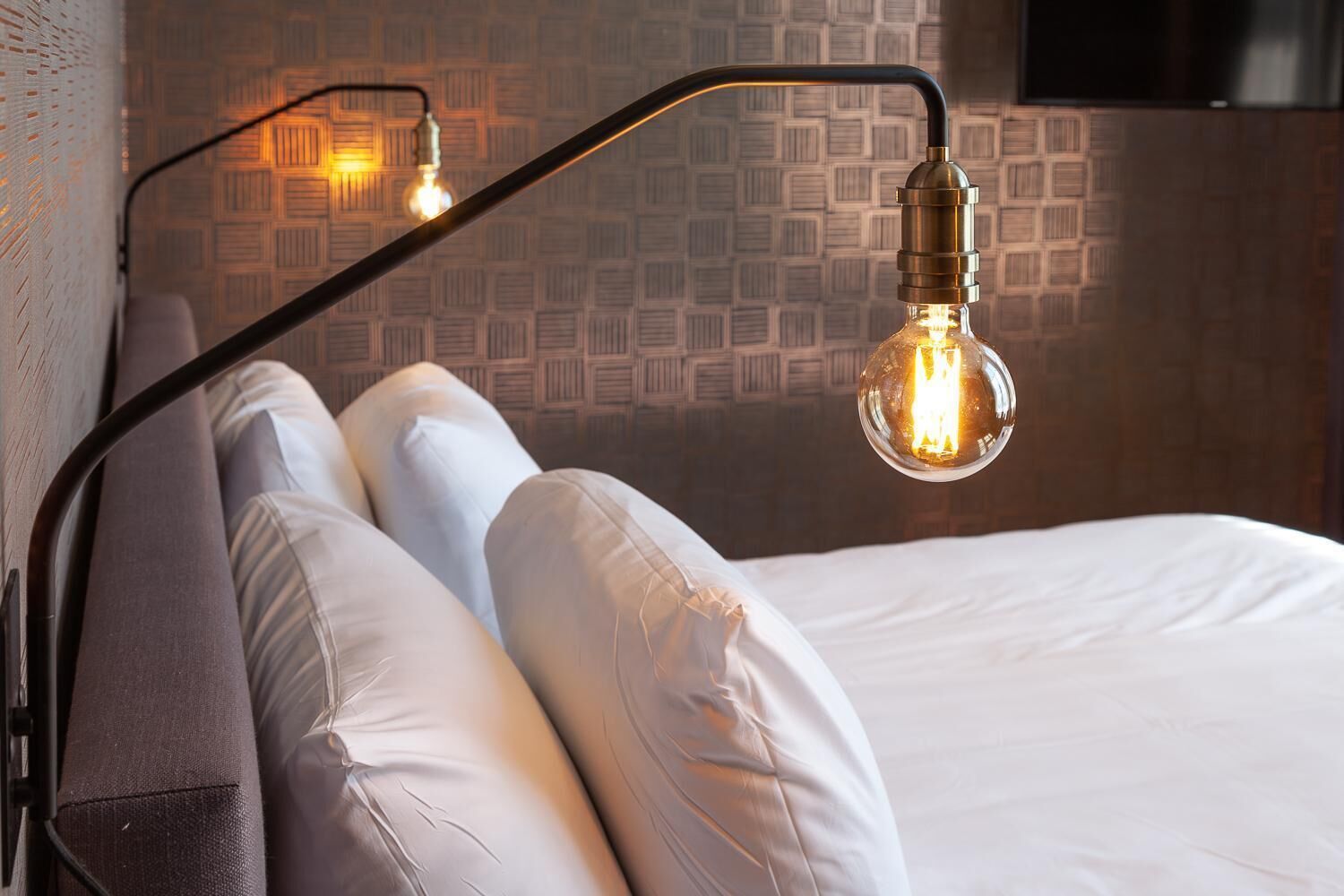 deluxe room, 1 queen bed | free minibar, in-room safe, free wifi, bed sheets