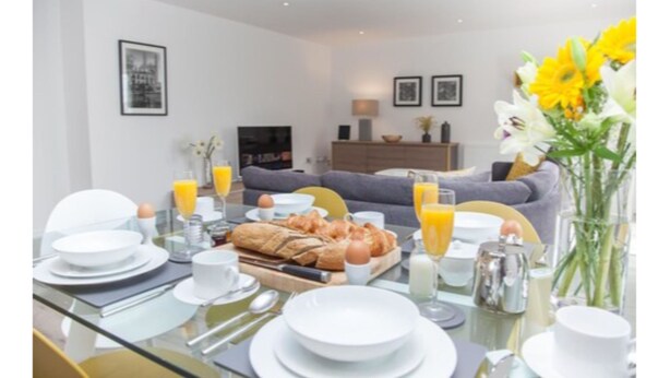 Luxury Apartment, 2 Bedrooms | Living room | Flat-screen TV, Netflix - Tailored Stays - Marque Grande Apartment (Cambridge)
