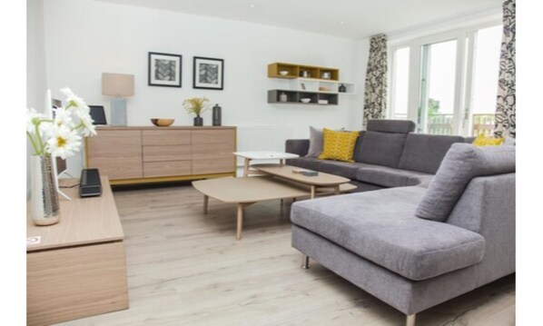 Luxury Apartment, 2 Bedrooms | Living room