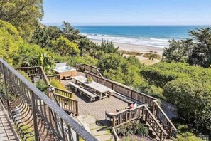 Outdoor dining - "R" House Beach Villa (Stinson Beach)