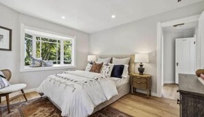 5 bedrooms, iron/ironing board, travel crib, WiFi - "R" House Beach Villa (Stinson Beach)
