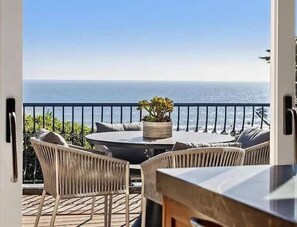 Outdoor dining - "R" House Beach Villa (Stinson Beach)