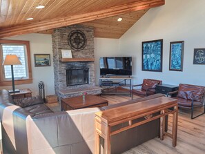 Fernseher, Kamin, DVD-Player, Bücher