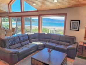 Fernseher, Kamin, DVD-Player, Bücher