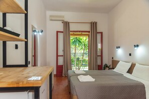 Twin Room | Blackout curtains, soundproofing, free WiFi, bed sheets - Kalypso Studios (Corfu)
