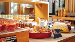 Un bufé de desayuno con diversas opciones de comida y un cartel que indica la sección de tortitas.